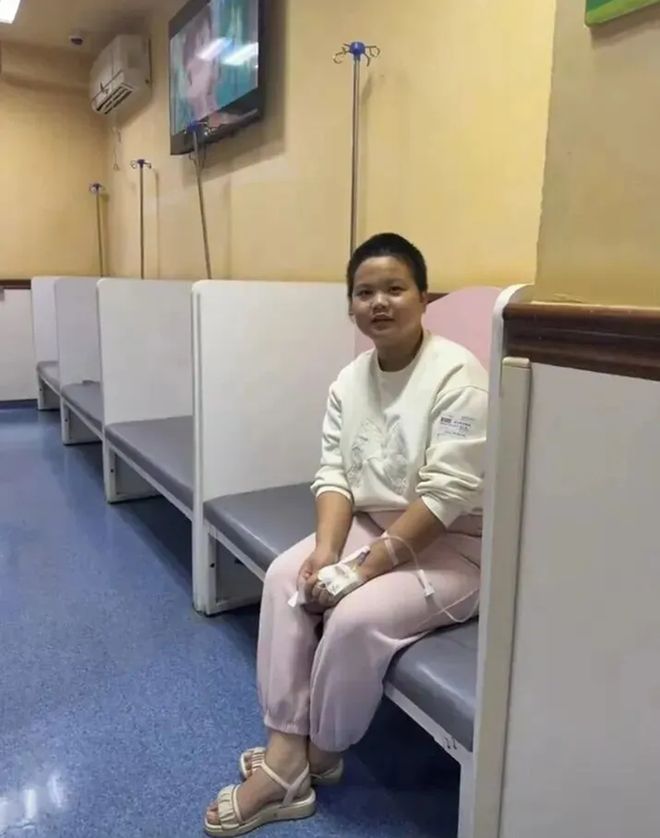 重慶地鐵吐血女孩收到30多萬捐款已與病癥對抗8年；否認遺傳?。壕W上有很多不實消息(圖3)